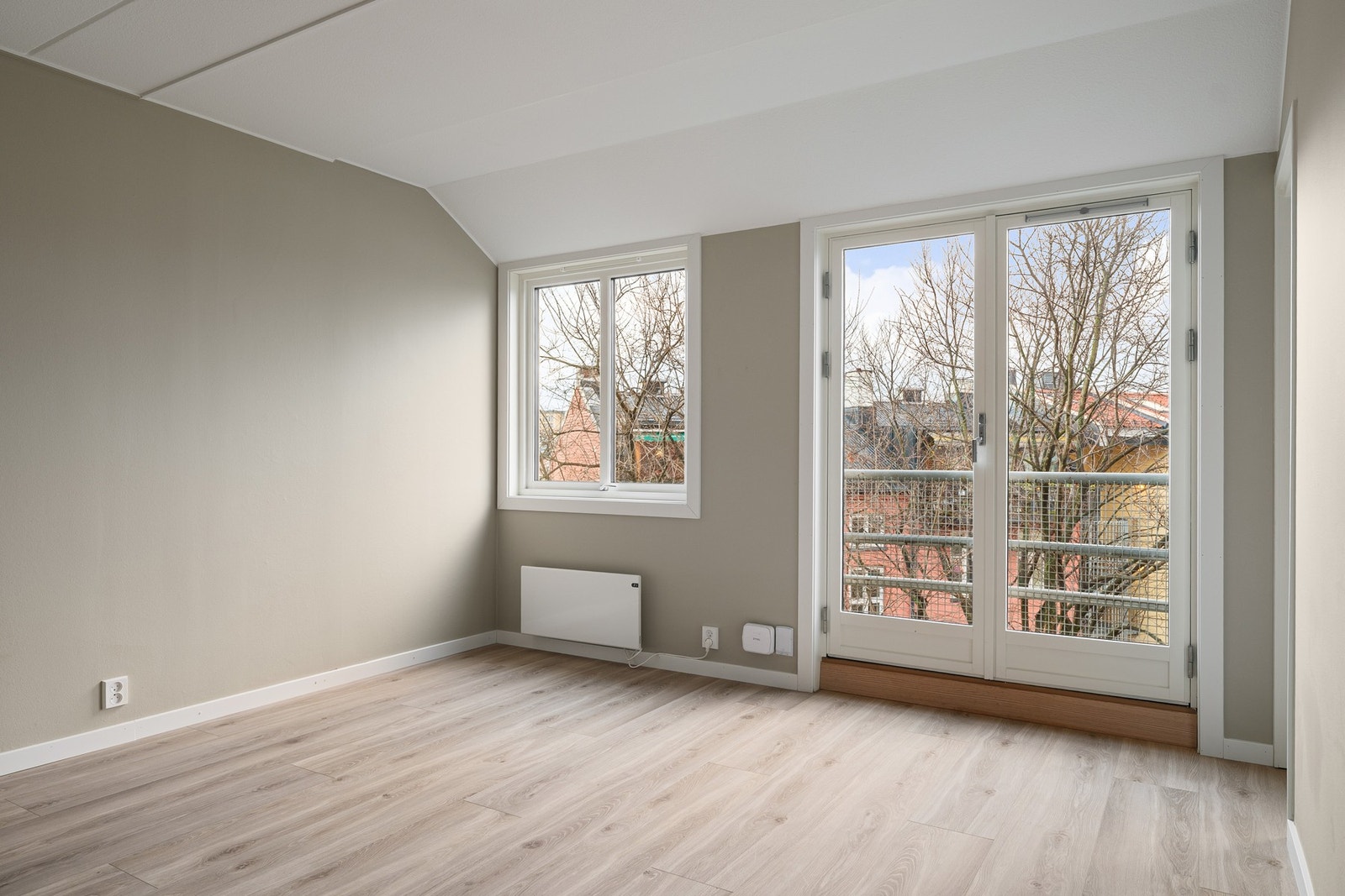 Stuen har store vindusflater som slipper inn godt med dagslys Galleribilde