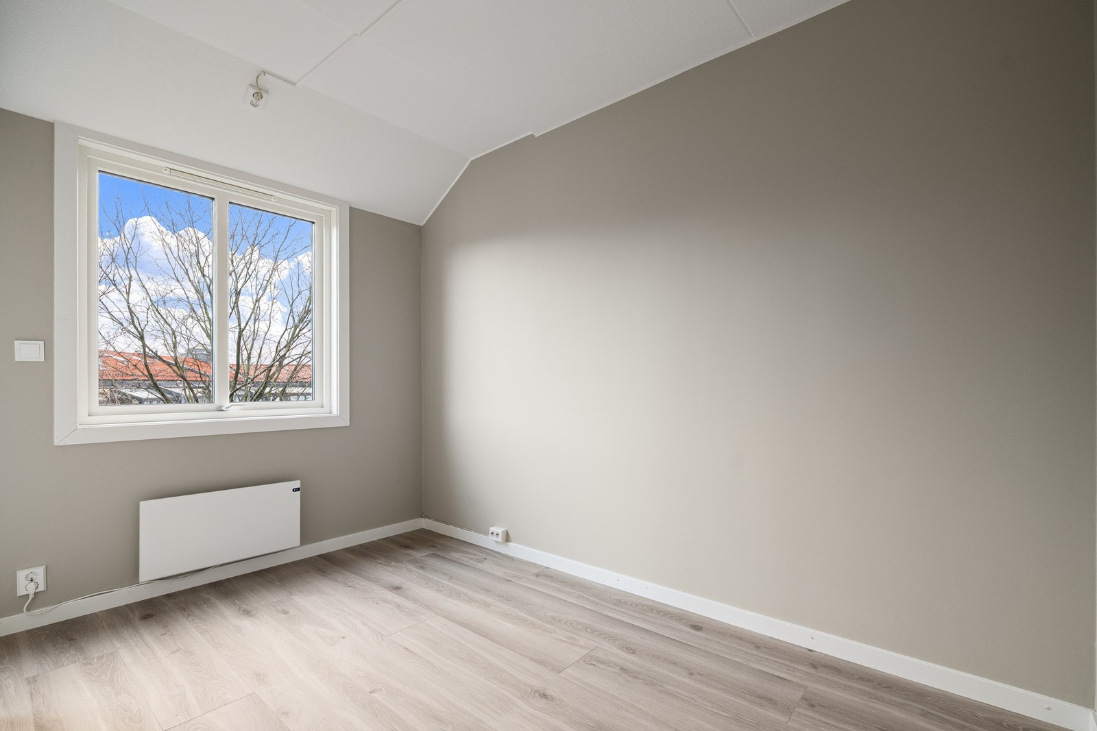 Soverom med plass til seng og garderobeskap Galleribilde