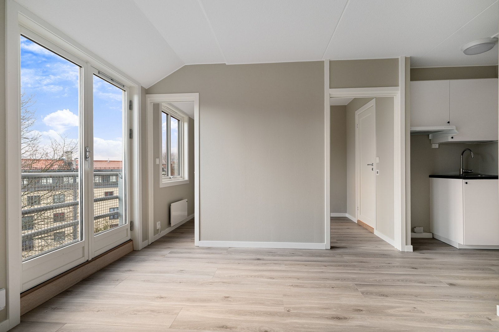 Stue med skyvedører inn til soverom Galleribilde