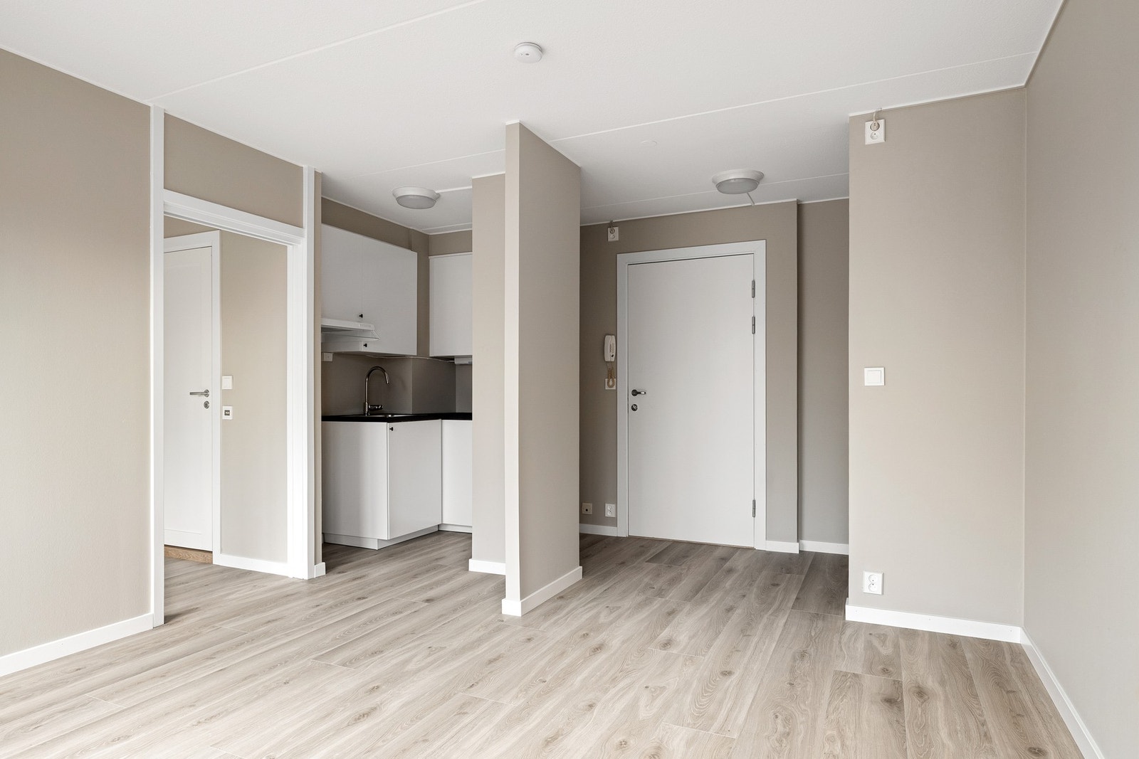 Stue med åpen kjøkkenløsning Galleribilde