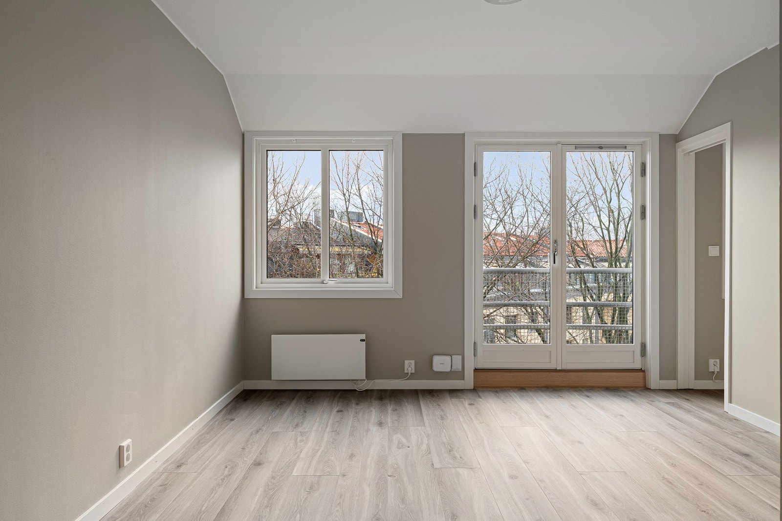 Stue med plass til sofa og tv-møblement Galleribilde