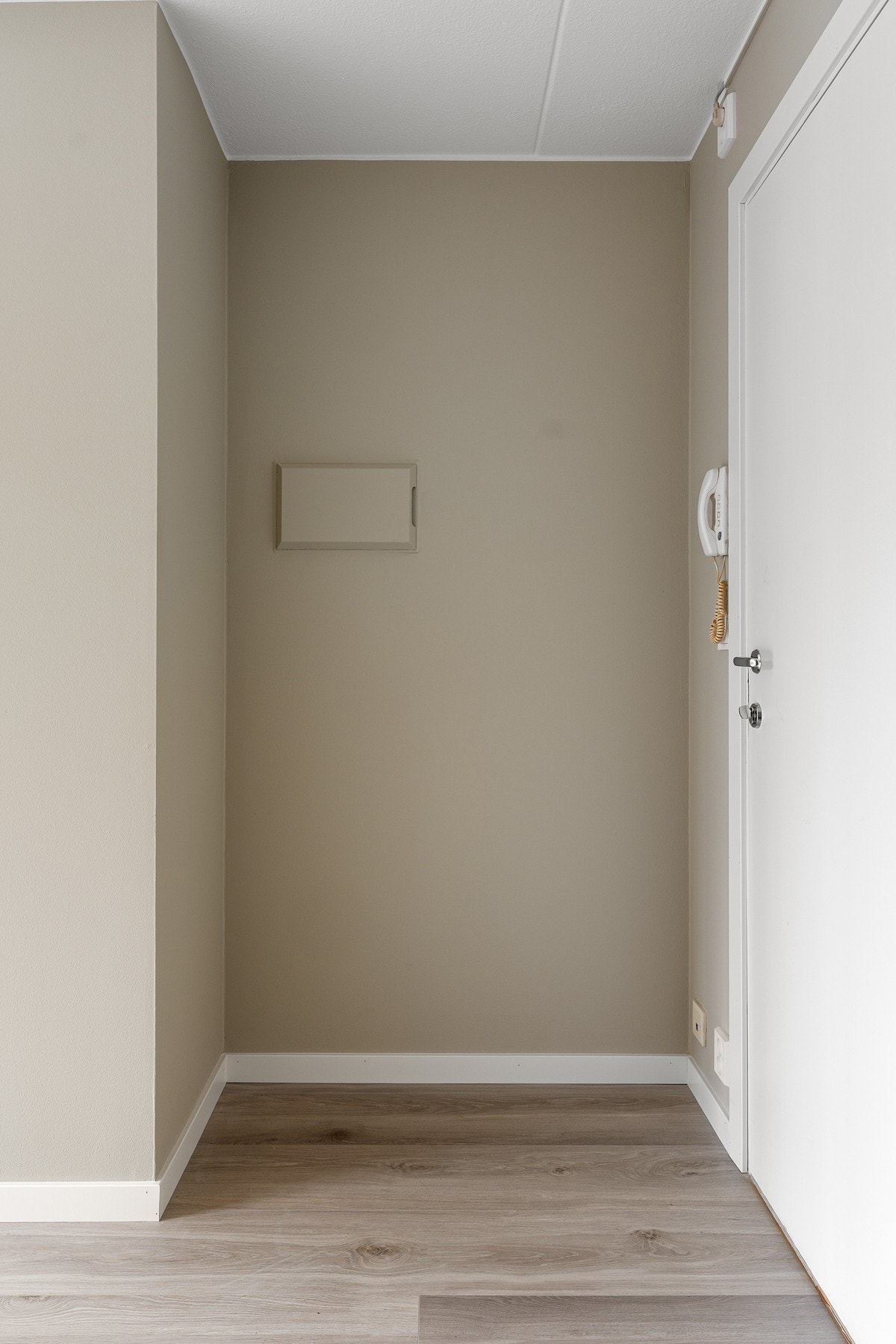 Det er plass til garderobeskap i entrè Galleribilde