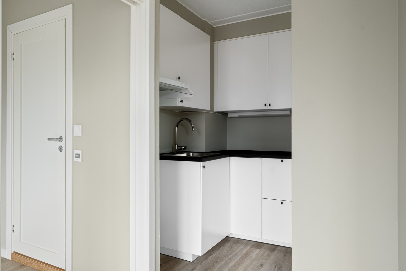 Lys kjøkkeninnredning med mekanisk vifte som drar matos ut av bygget Galleribilde