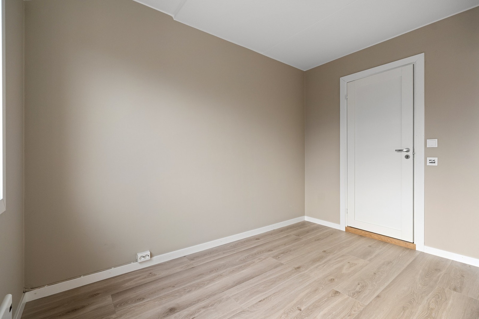 Soverom med inngang til bad Galleribilde