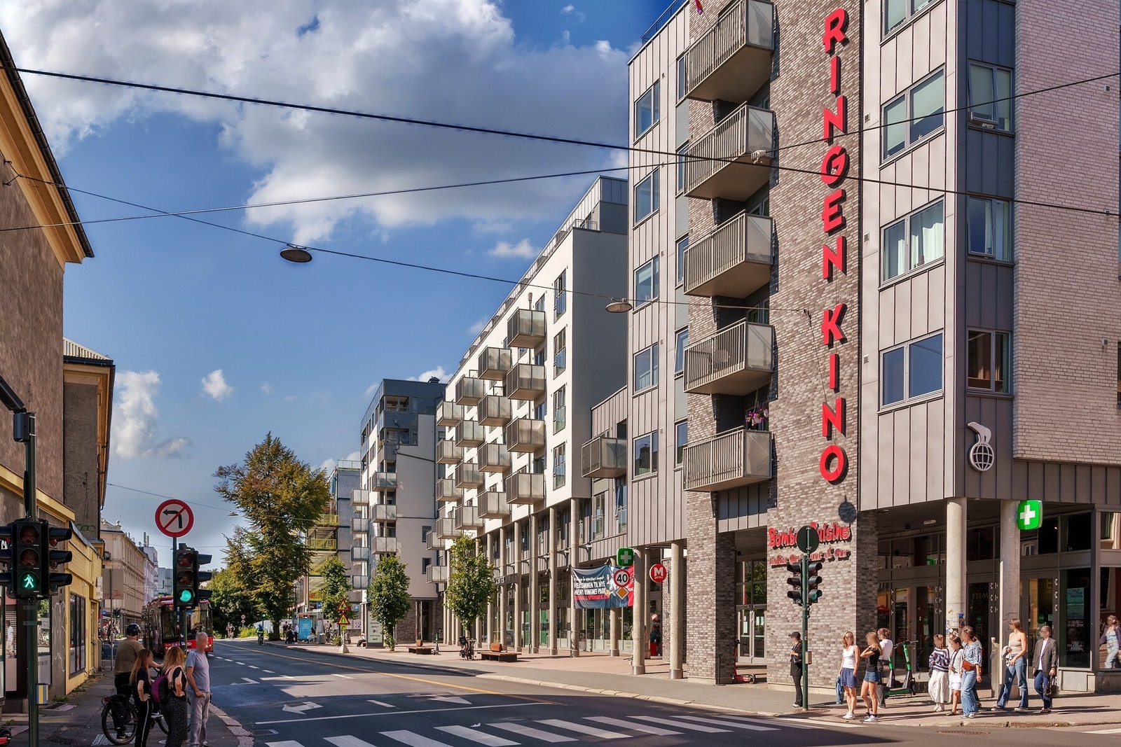 Ringnes Park med matbutikk, apotek, SATS og kino ligger kun 2 min unna. Galleribilde