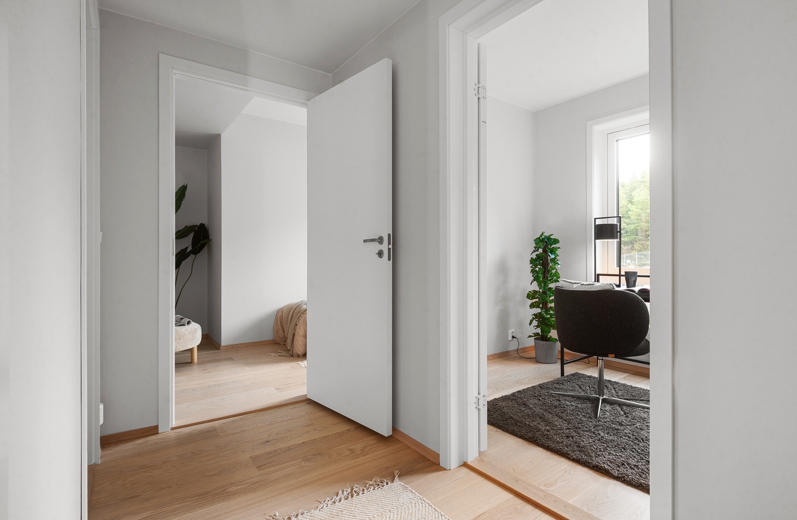 En gang leder videre til leilighetens mer private del med soverom og bad. Galleribilde