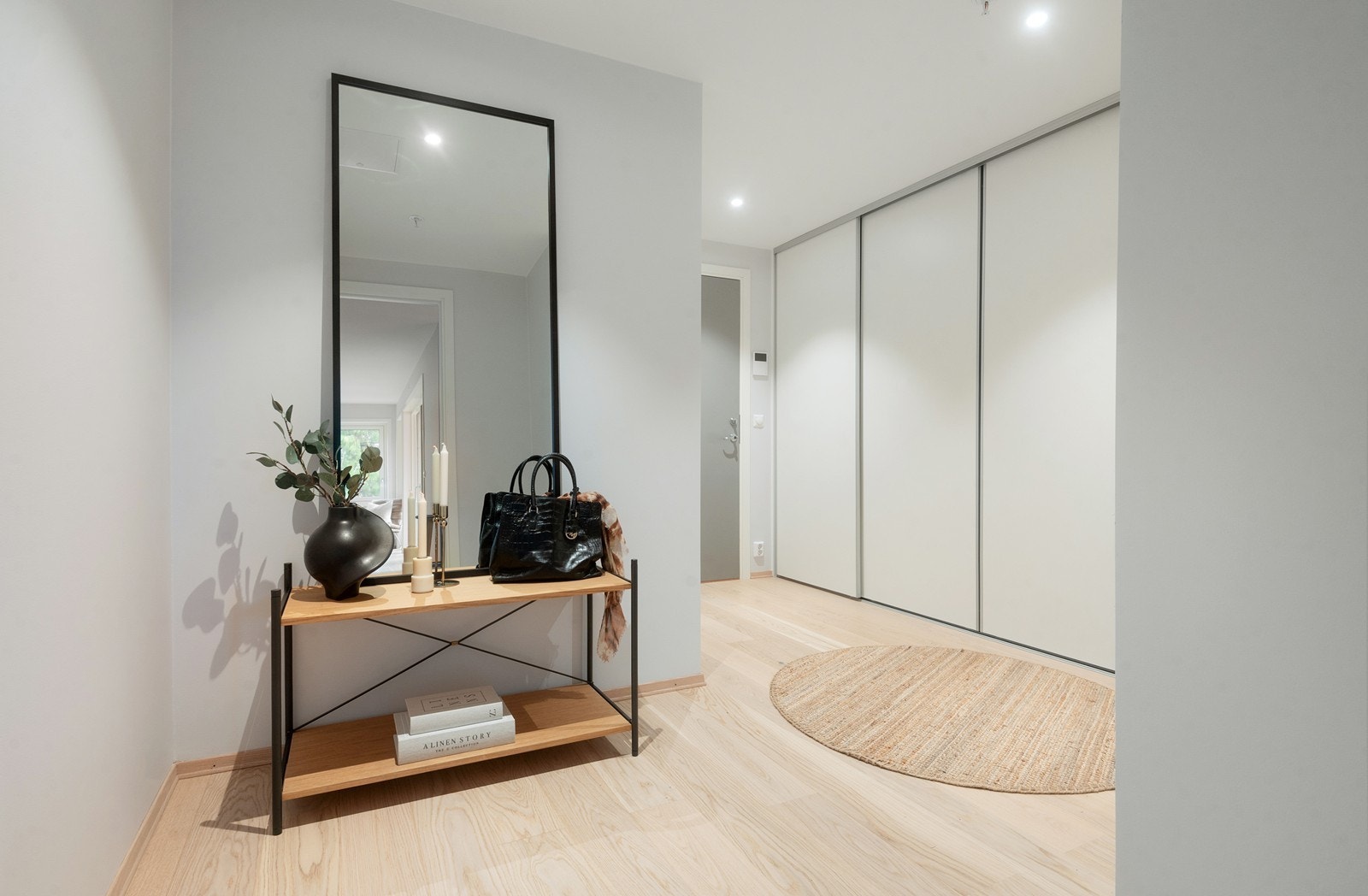 Velkommen inn i en lys entré med plass til oppbevaring av yttertøy og sko. Galleribilde