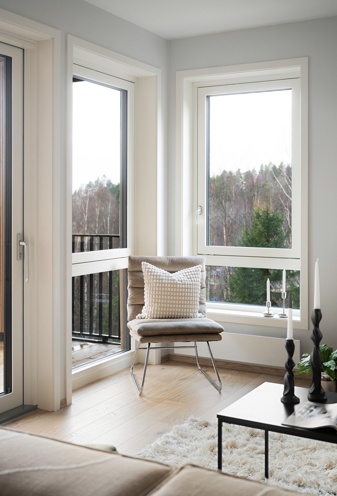 Vindusflater fra gulv til tak gir en god romfølelse. Galleribilde