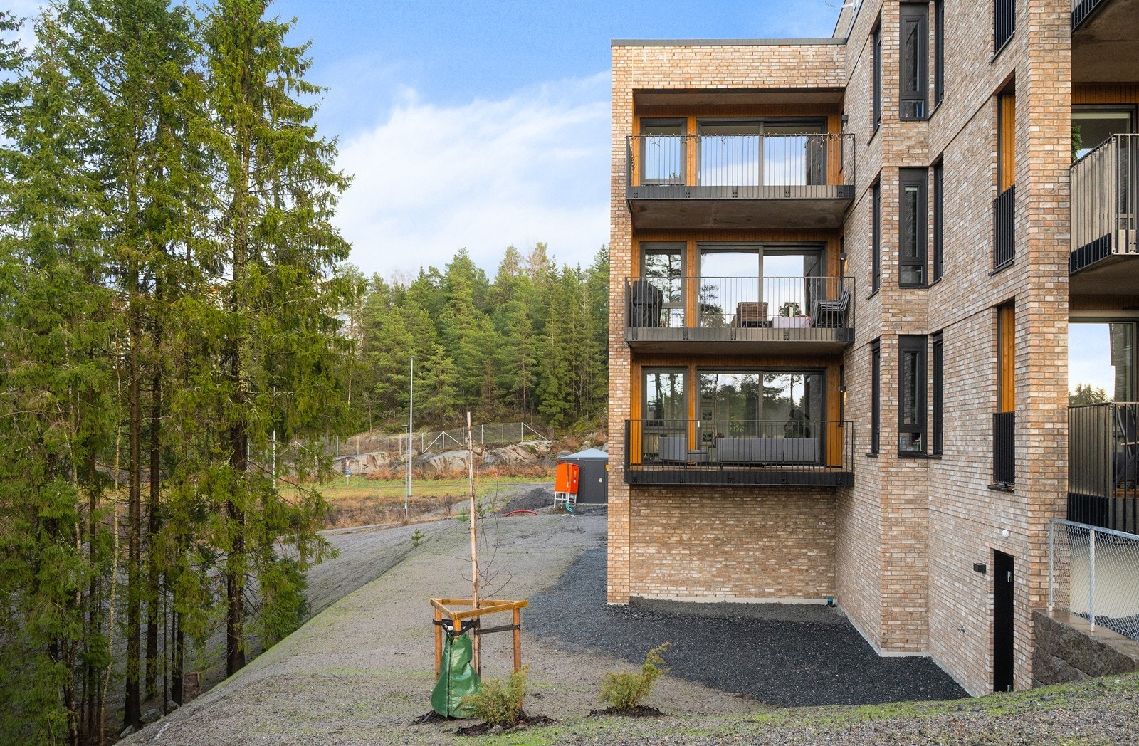 Bygget er plassert i et rolig område med nærhet til skog og mark. Galleribilde