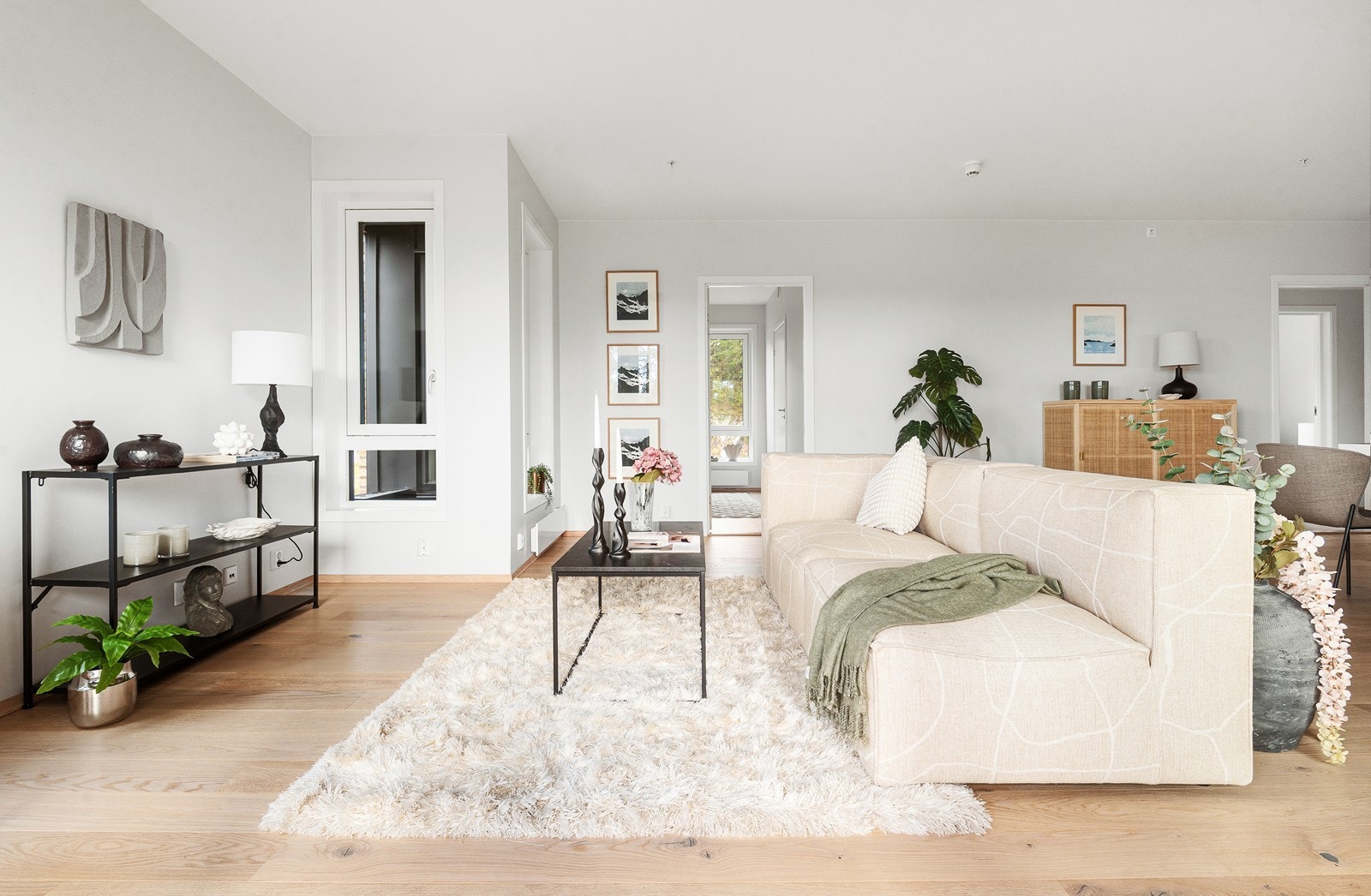 Gjennomgående parkett og malte, glatte flater gir et helhetlig uttrykk. Galleribilde