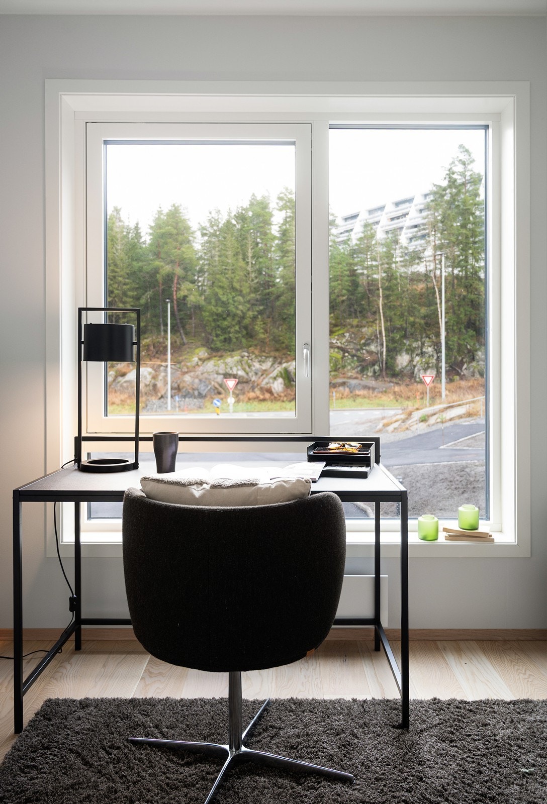 Store vinduer gir gode arbeidsforhold og en lys atmosfære. Galleribilde