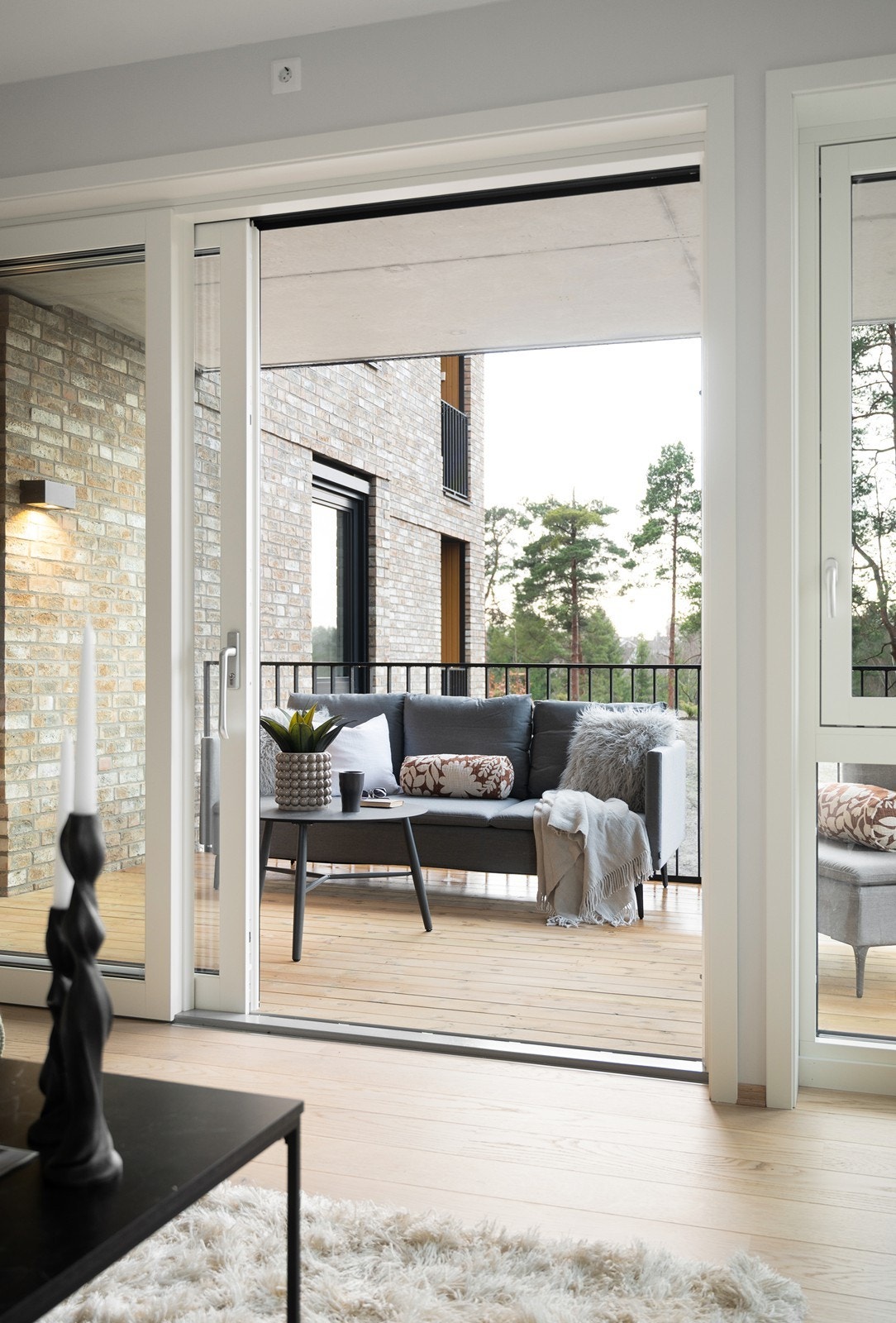 Skyvedøren i glass gir en sømløs overgang mellom stue og terrasse. Galleribilde