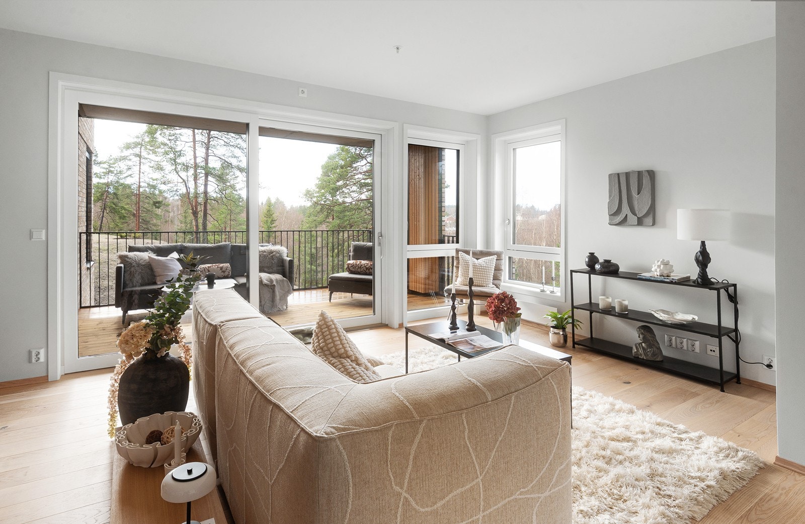 Her kan man enkelt ta med seg måltidene ut på terrassen. Galleribilde