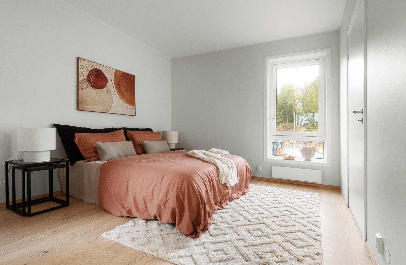 Rommet har parkett på gulvet og malte, glatte veggflater. Galleribilde