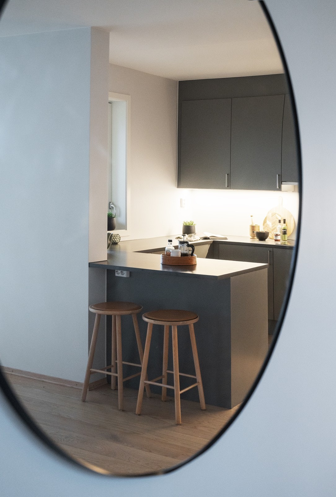 Gjennomtenkte detaljer og en helhetlig materialbruk preger kjøkkenet. Galleribilde