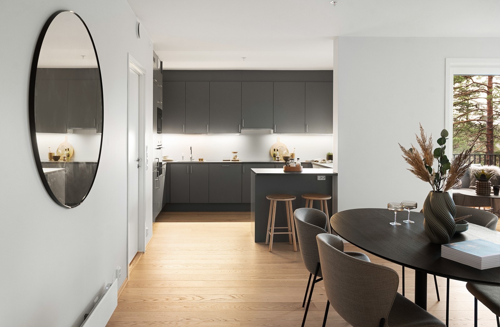 Kjøkkenet har en stilren innredning med glatte fronter og integrerte hvitevarer. Galleribilde