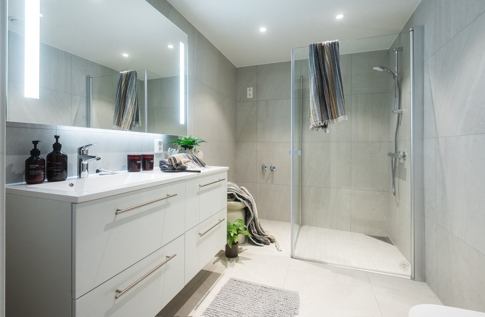 Leiligheten inneholder to moderne og helflisede bad, svært praktisk i en travel hverdag. Galleribilde