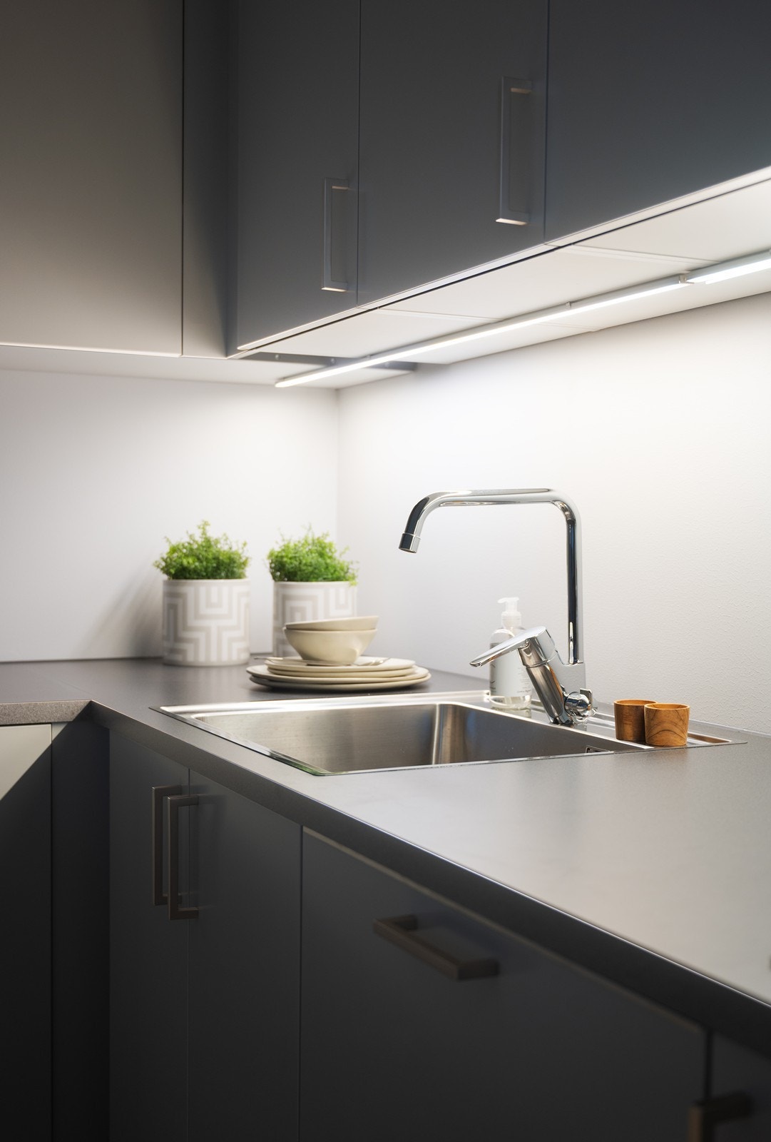 Gode arbeidsflater og belysning under overskapene legger godt til rette for matlaging. Galleribilde