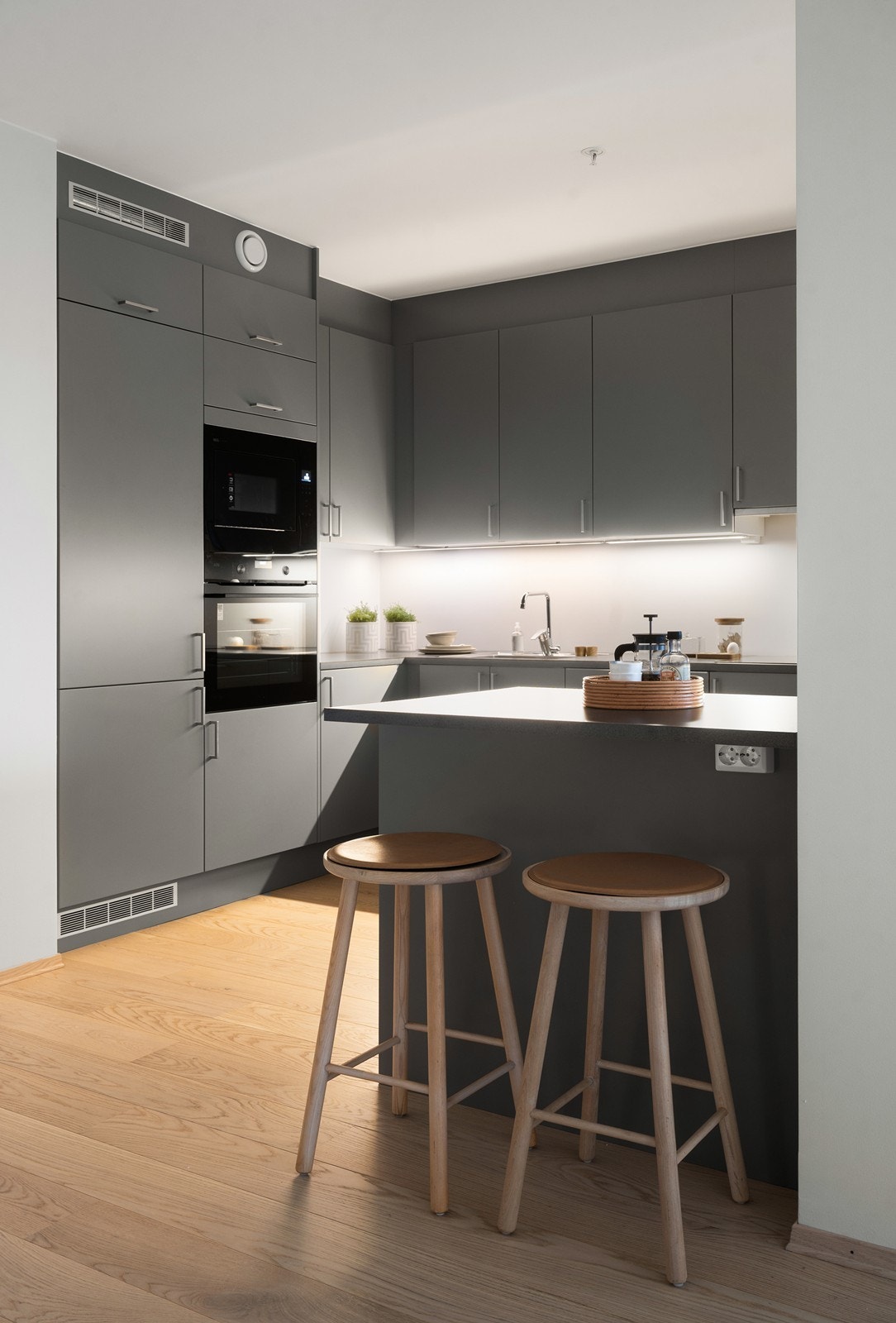 Kjøkkenhalvøya fungerer som en naturlig romdeler og en hyggelig frokostplass. Galleribilde