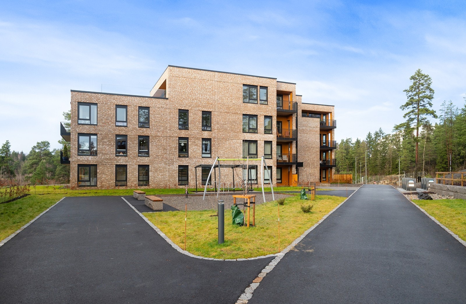 Sameiet har opparbeidede fellesarealer med asfalterte gangveier og lekeplass. Galleribilde