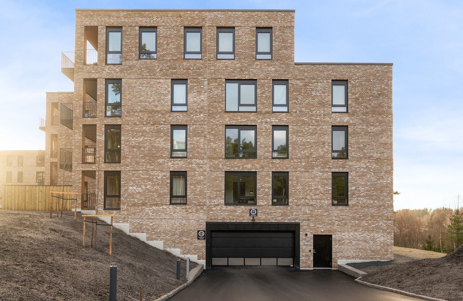 Bygget er fra 2025 og har en moderne arkitektur med teglsteinsfasade. Galleribilde