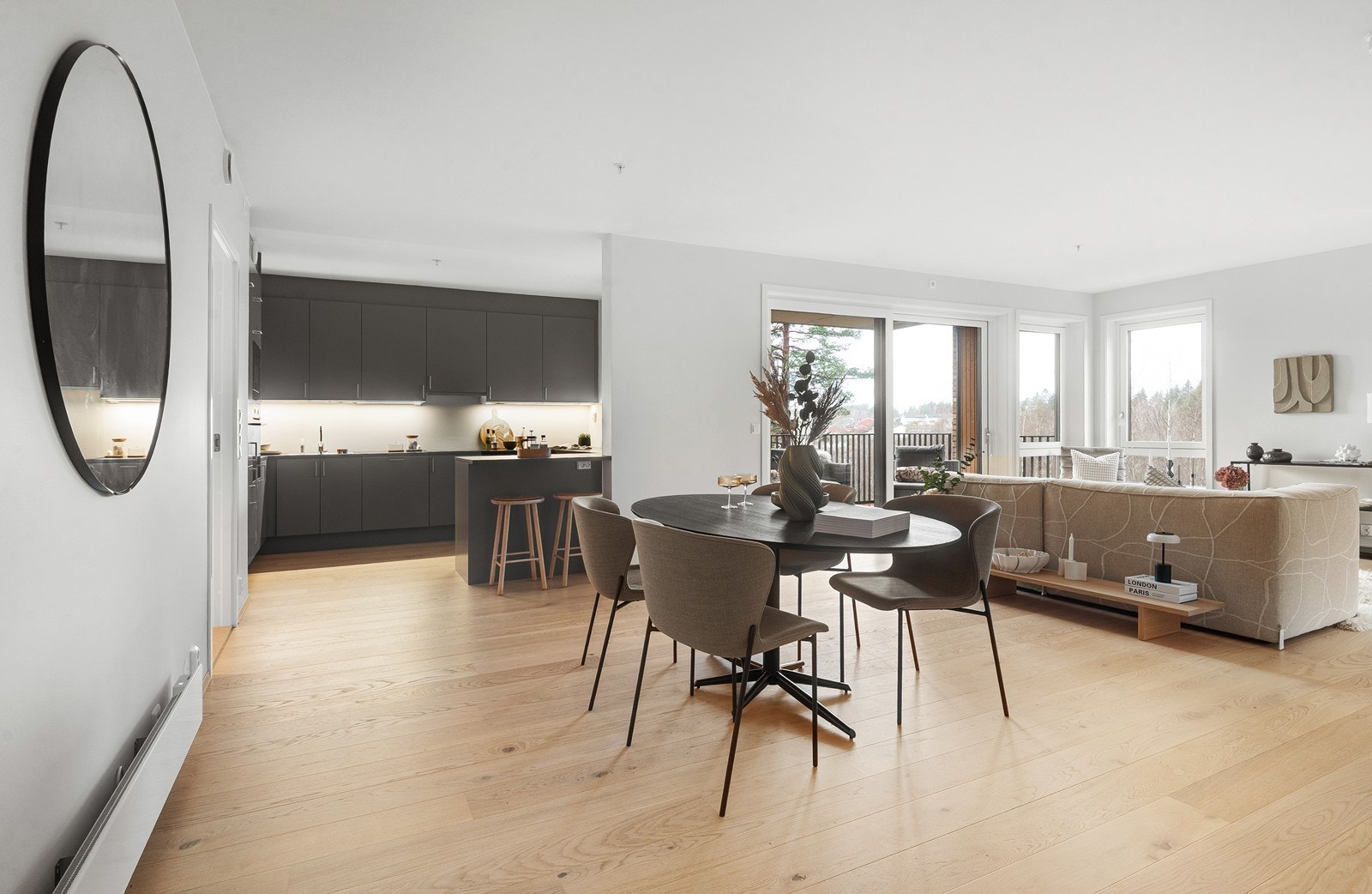 Leilighetens sosiale samlingspunkt er den åpne løsningen mellom stue og kjøkken. Galleribilde