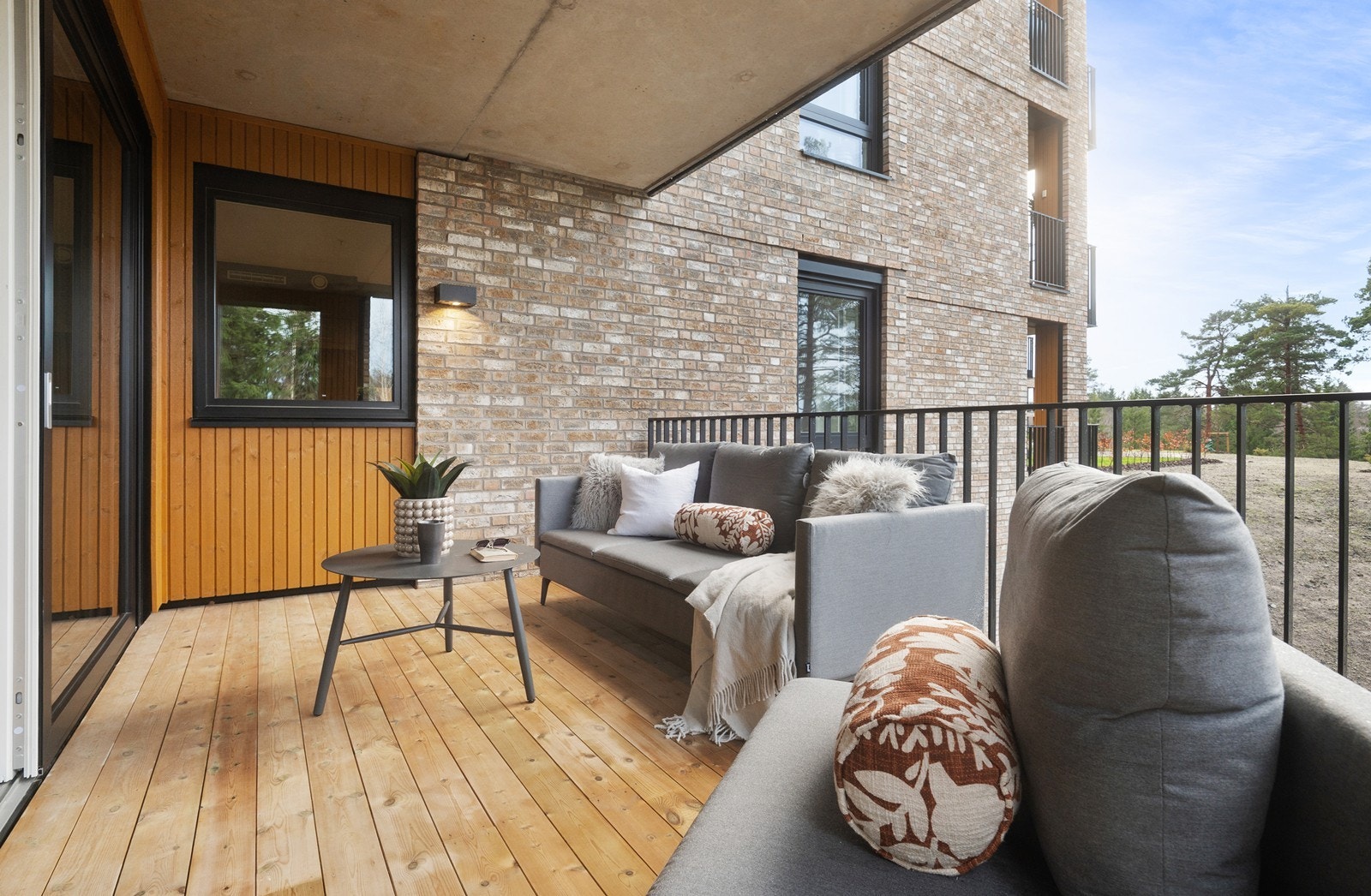 Uteplassen er delvis overbygget, noe som gir ly for vær og vind. Galleribilde