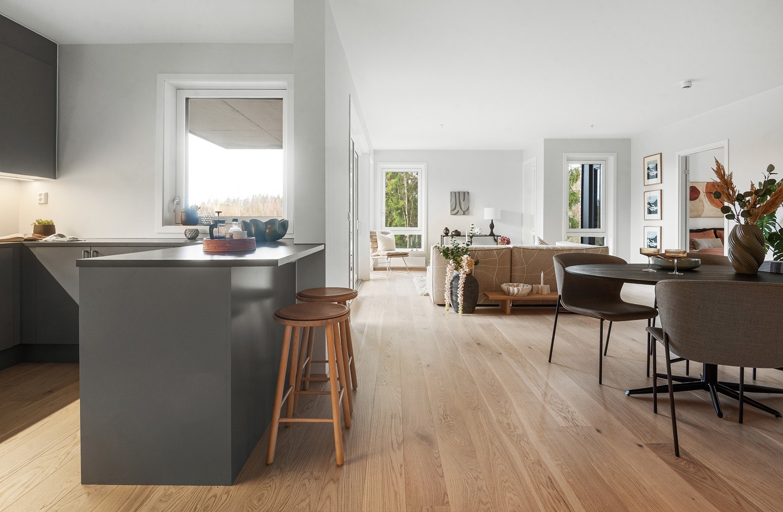 De store vindusflatene i stuen sørger for rikelig med dagslys. Galleribilde