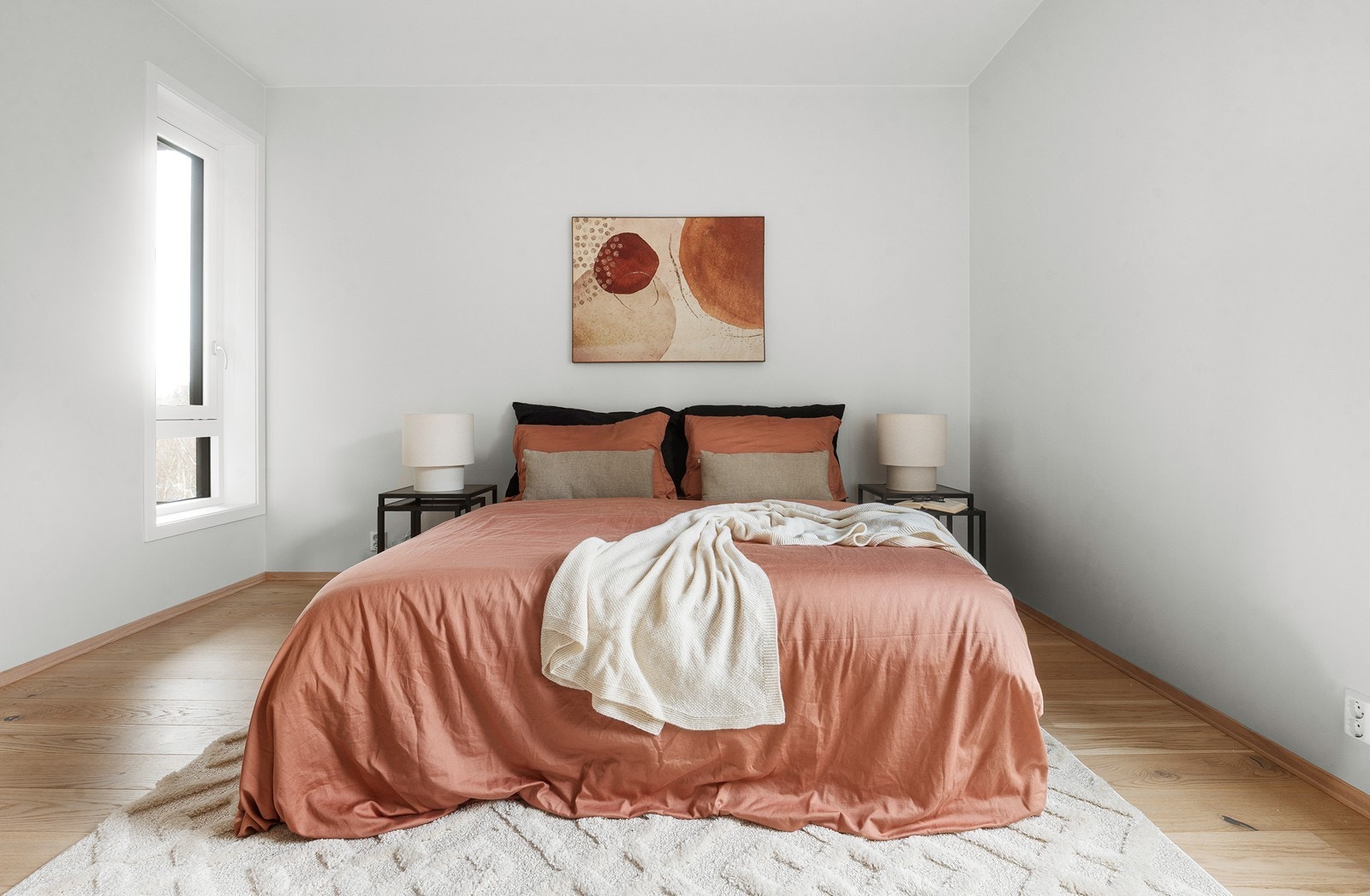 Hovedsoverommet er av god størrelse med plass til dobbeltseng og garderobeløsning. Galleribilde