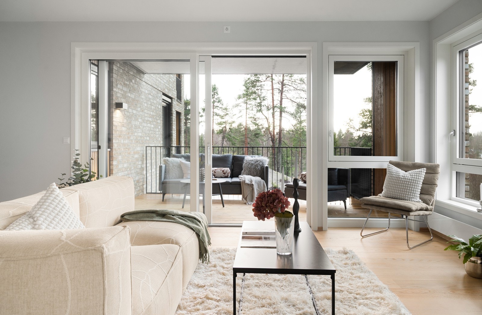 De store skyvedørene visker ut skillet mellom inne og ute i sommerhalvåret. Galleribilde