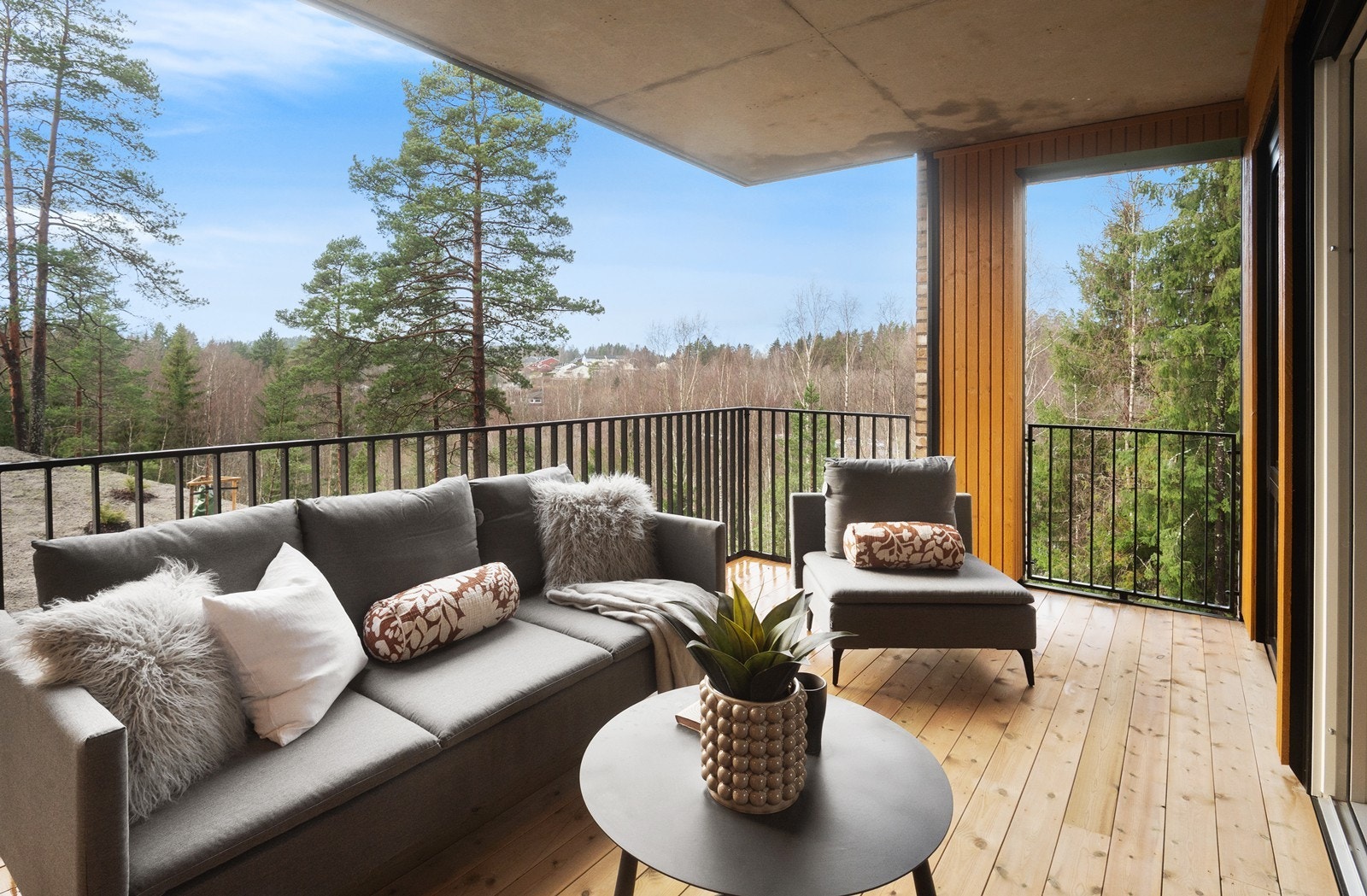 Fra stuen er det utgang til en romslig og delvis overbygget terrasse på 13 m². Galleribilde