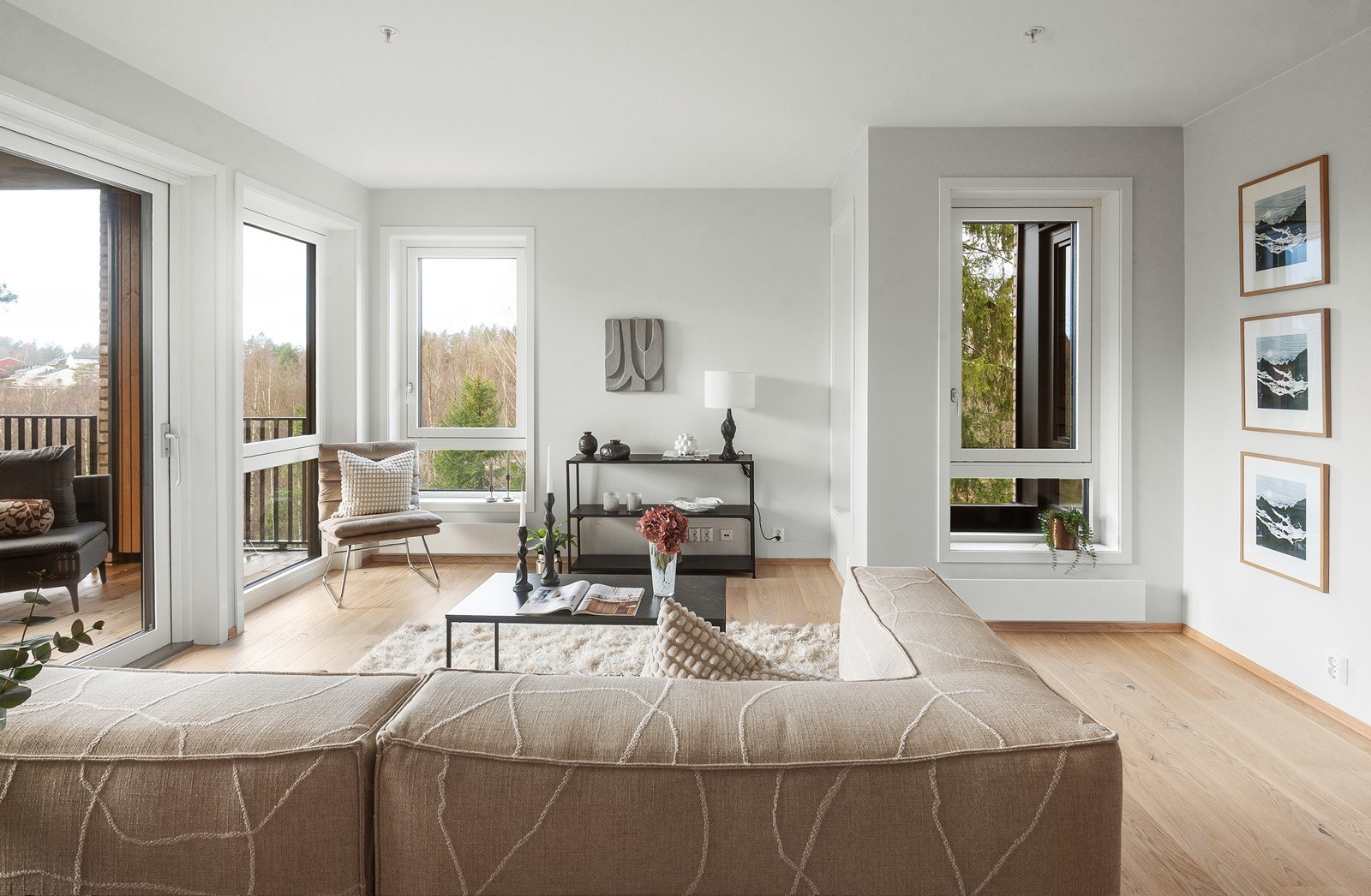 Vinduene gir godt lysinnslipp fra flere kanter og en luftig atmosfære. Galleribilde