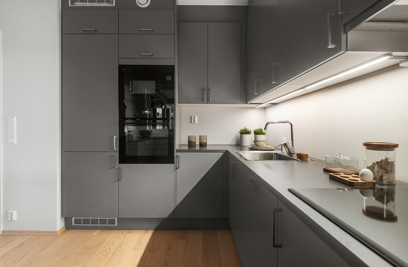 Her er det rikelig med benke- og skapplass samt gode integrerte hvitevarer. Galleribilde