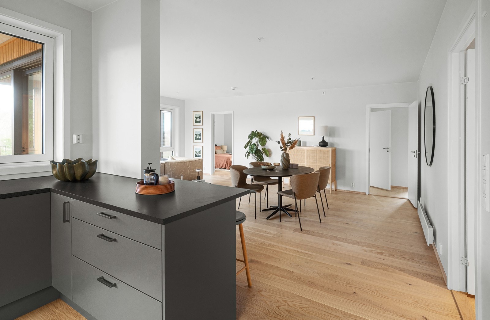 Fra kjøkkenet har du full oversikt over stuen og spiseplassen. Galleribilde