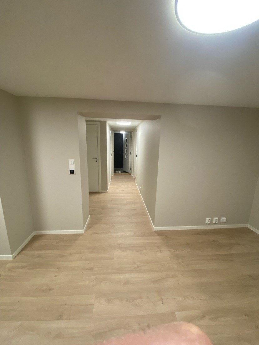 Bilde fra stua og ut mot gang Galleribilde