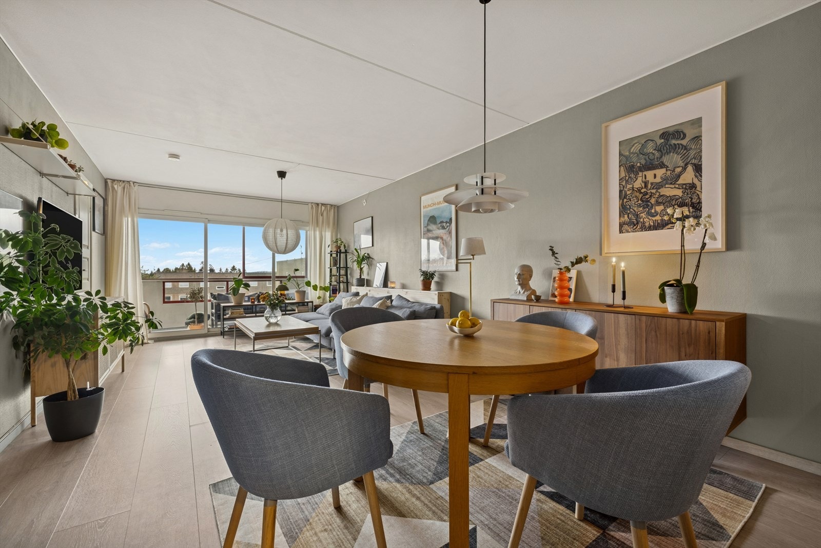 De store vindusflatene gir rikelige lysforhold og en behagelig atmosfære gjennom hele dagen. Galleribilde