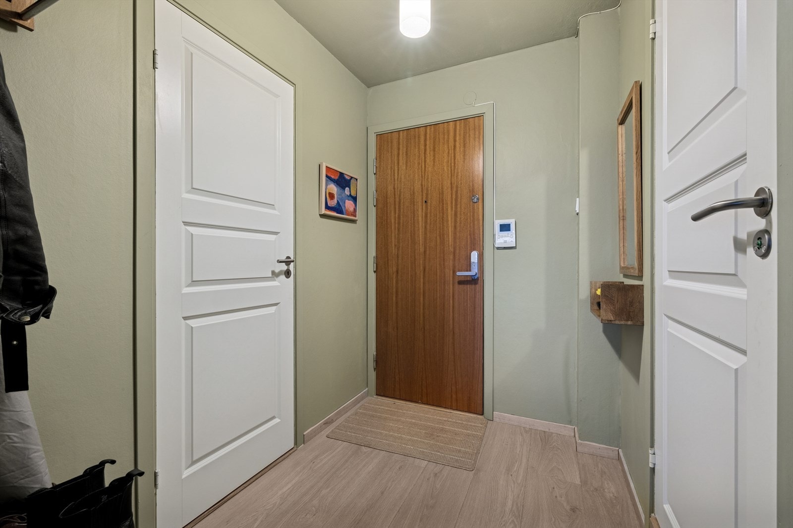 Du ønskes velkommen inn i en romslig entré. Galleribilde