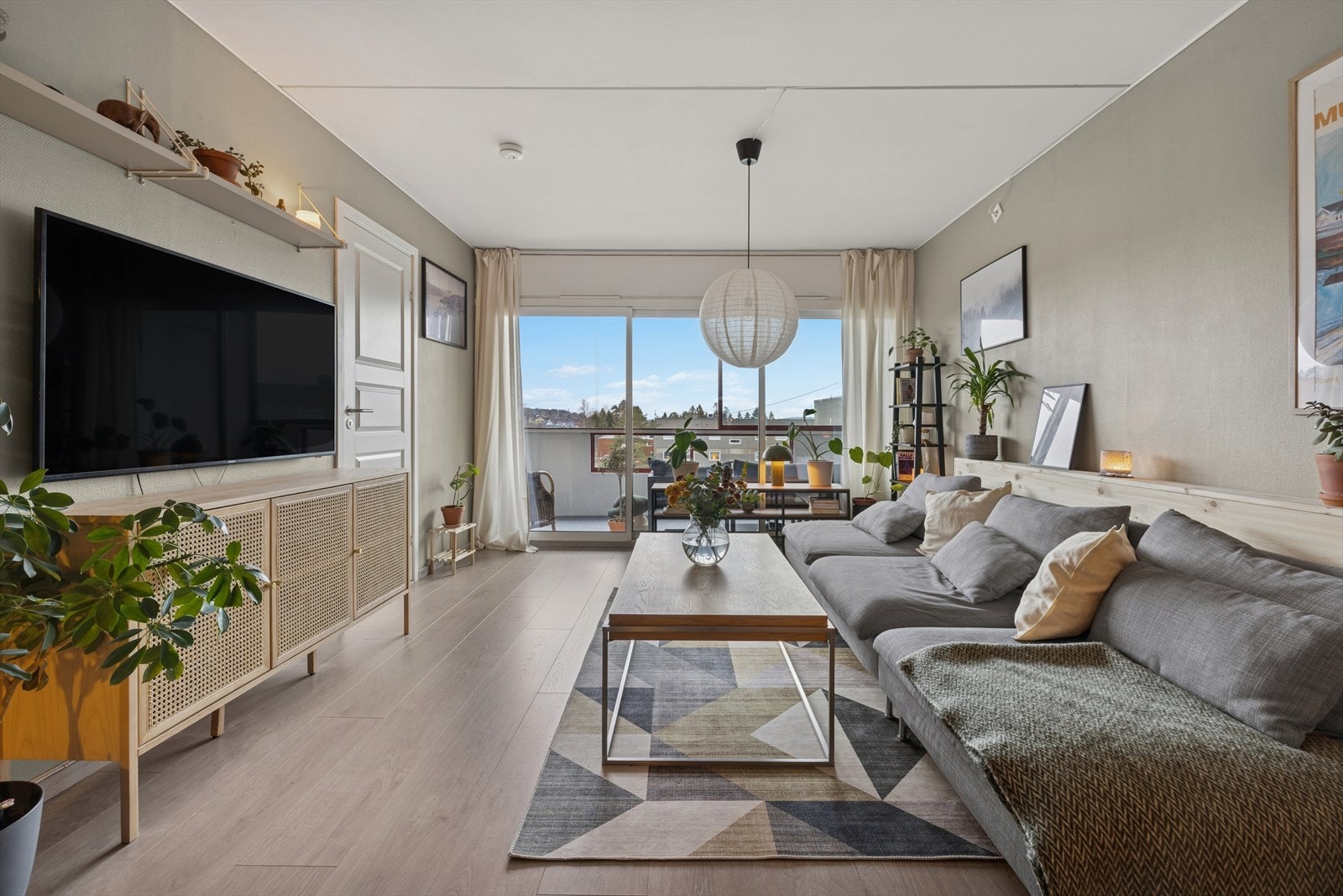 Fra stuen er det adkomst til en sydvestvendt innglasset balkong på ca. 11 m². Galleribilde