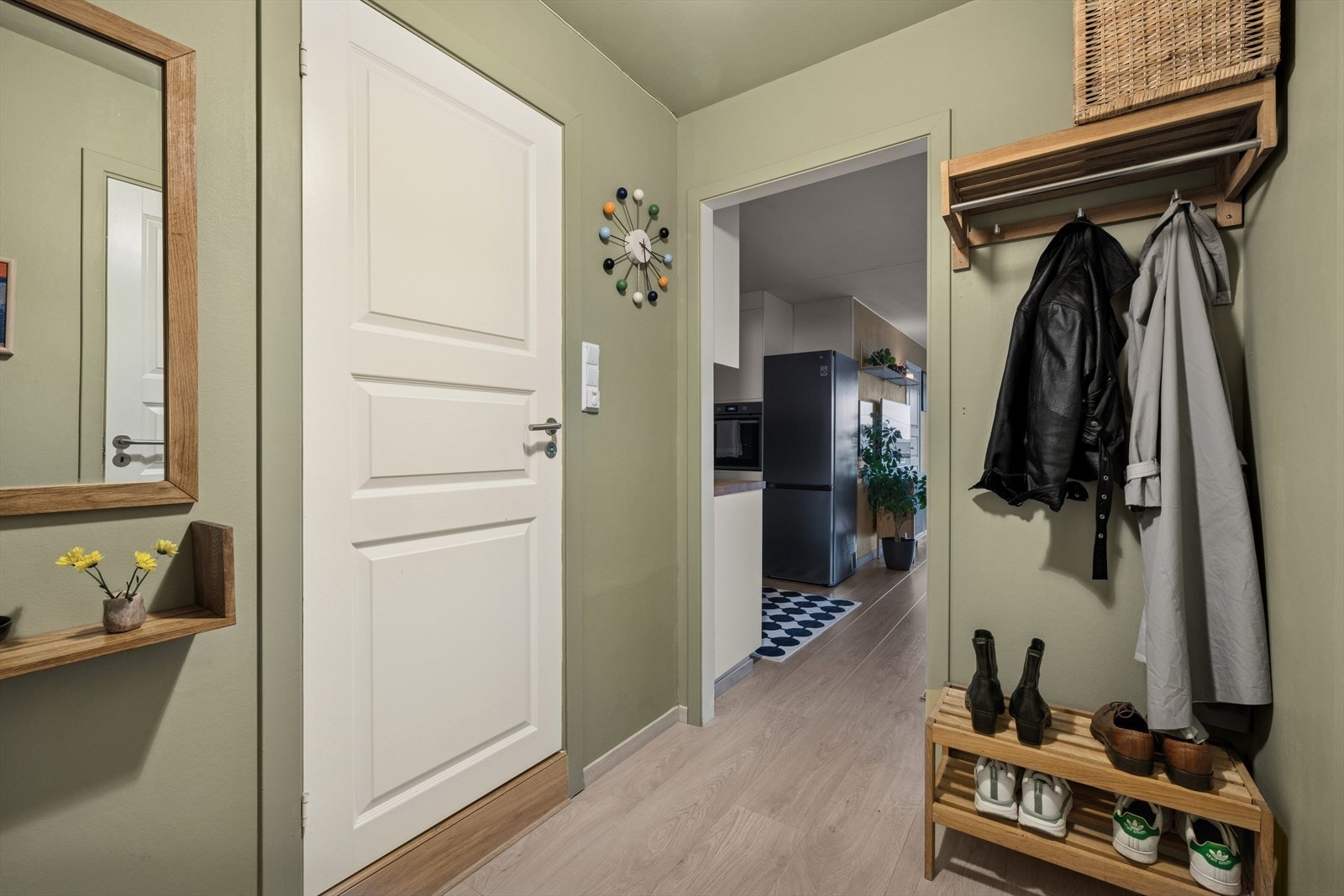 Her er det god plass til å sette fra deg sko og henge fra deg yttertøy. Galleribilde