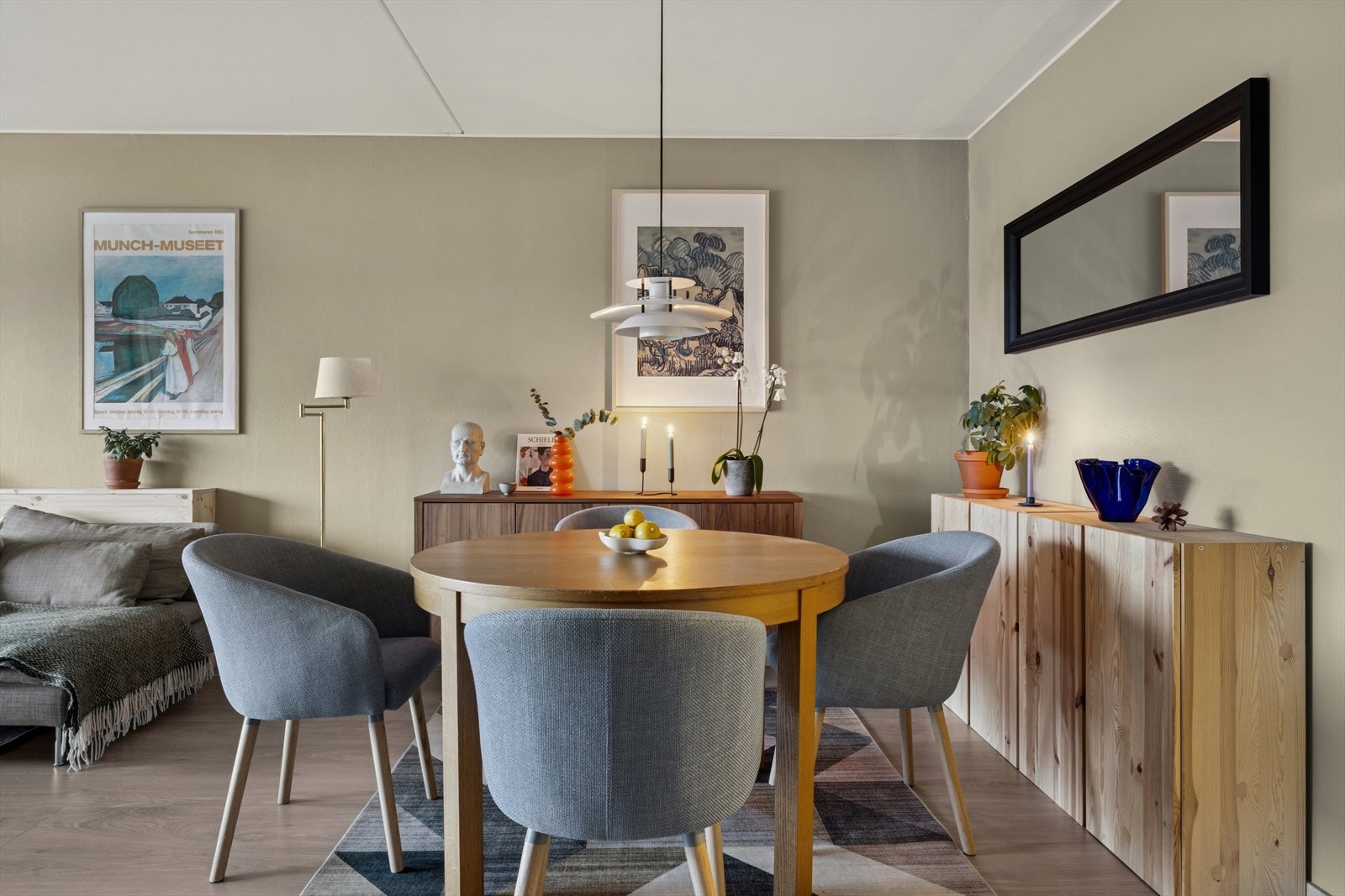 Hyggelig spiseplass i tilknytning til stuen. Galleribilde