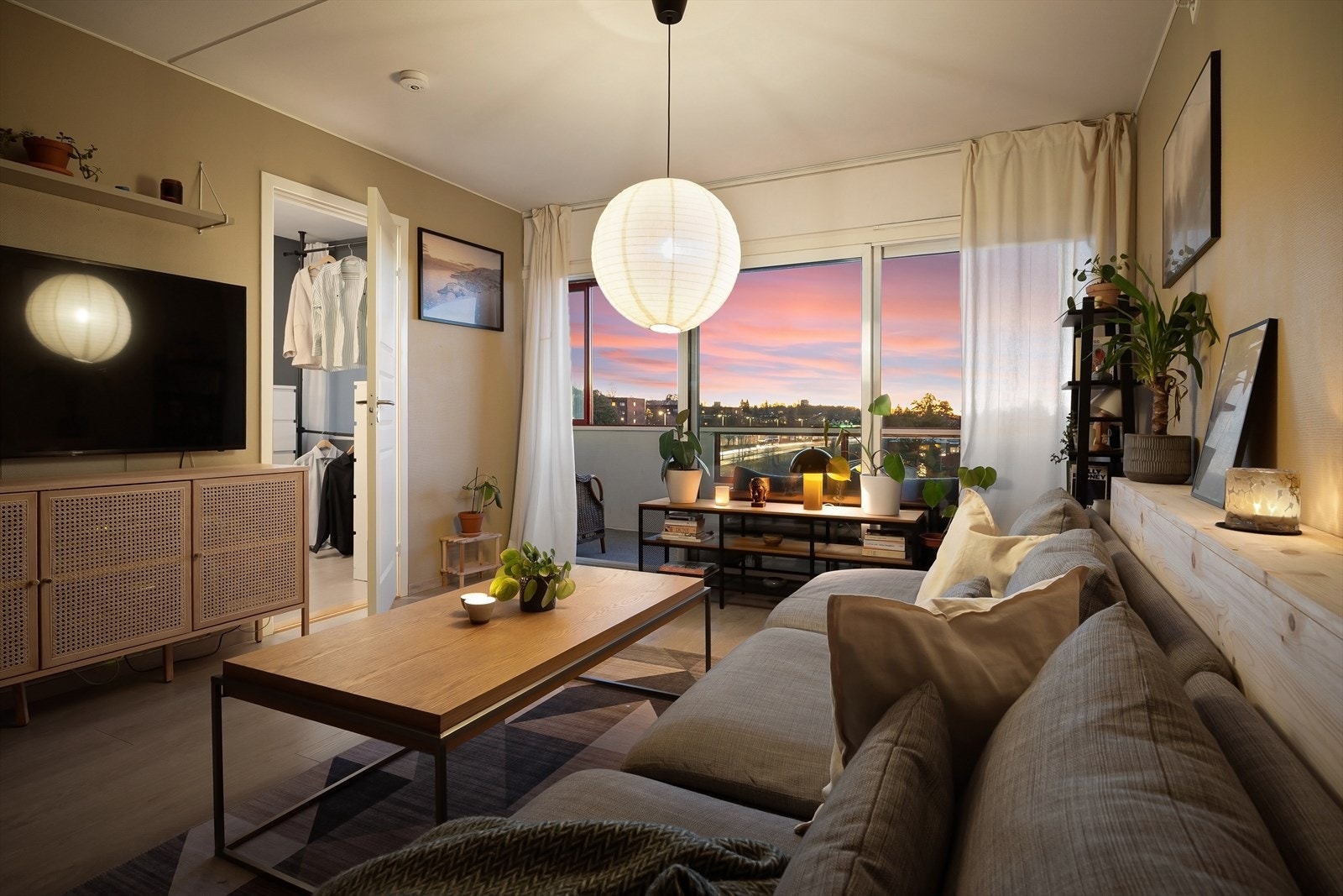 Stuen byr på en lun og innbydende atmosfære - like hyggelig på lyse dager som på rolige kvelder. Galleribilde