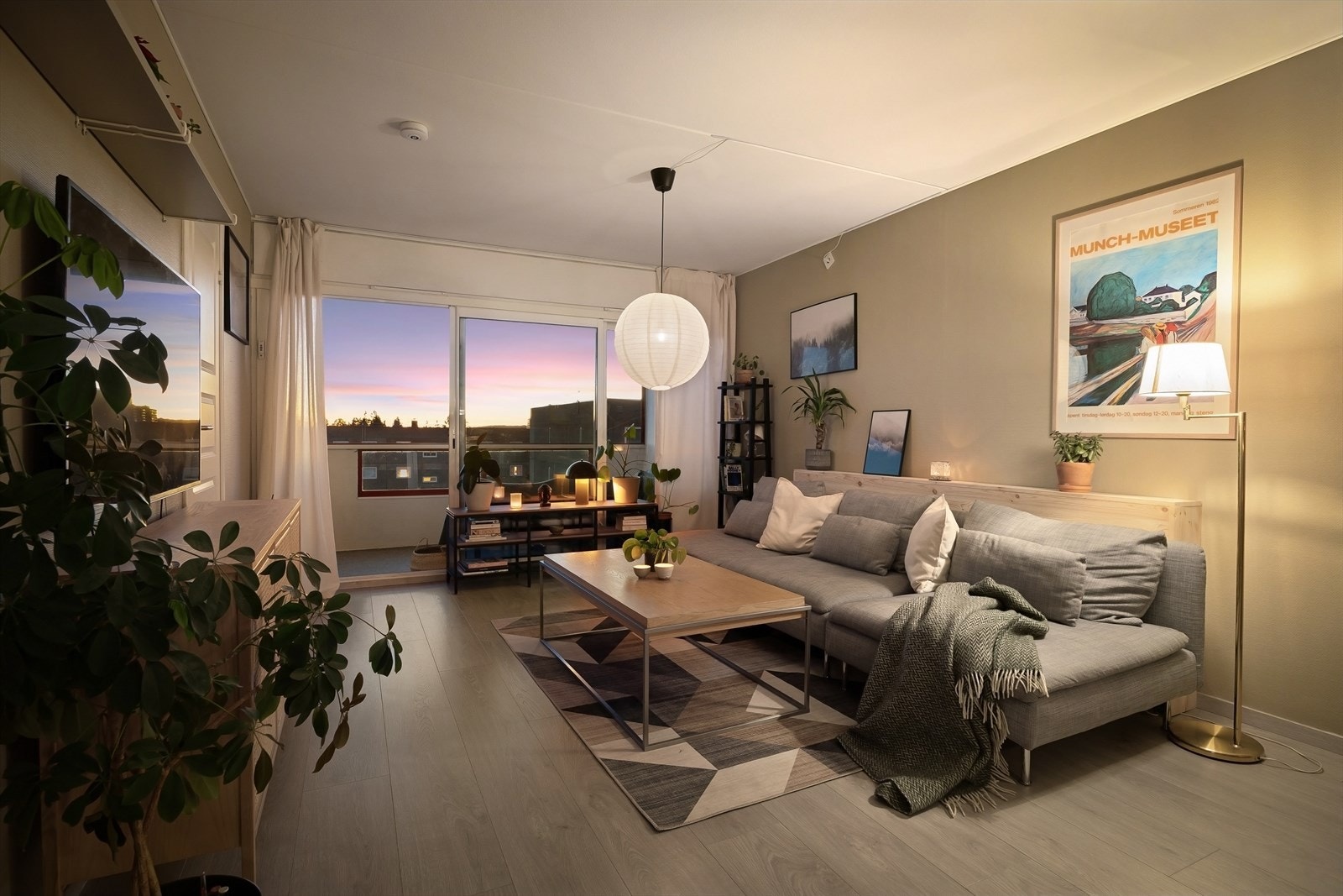 Den åpne stuen byr på en behagelig atmosfære, med gjennomtenkt belysning. Galleribilde