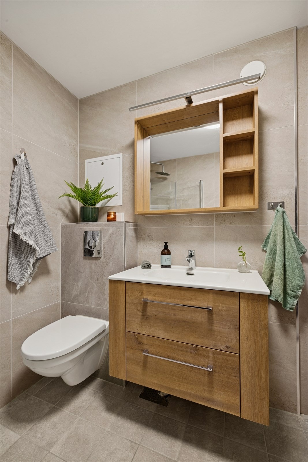 Flott bad fra 2021 med varmekabler og opplegg for vaskemaskin Galleribilde