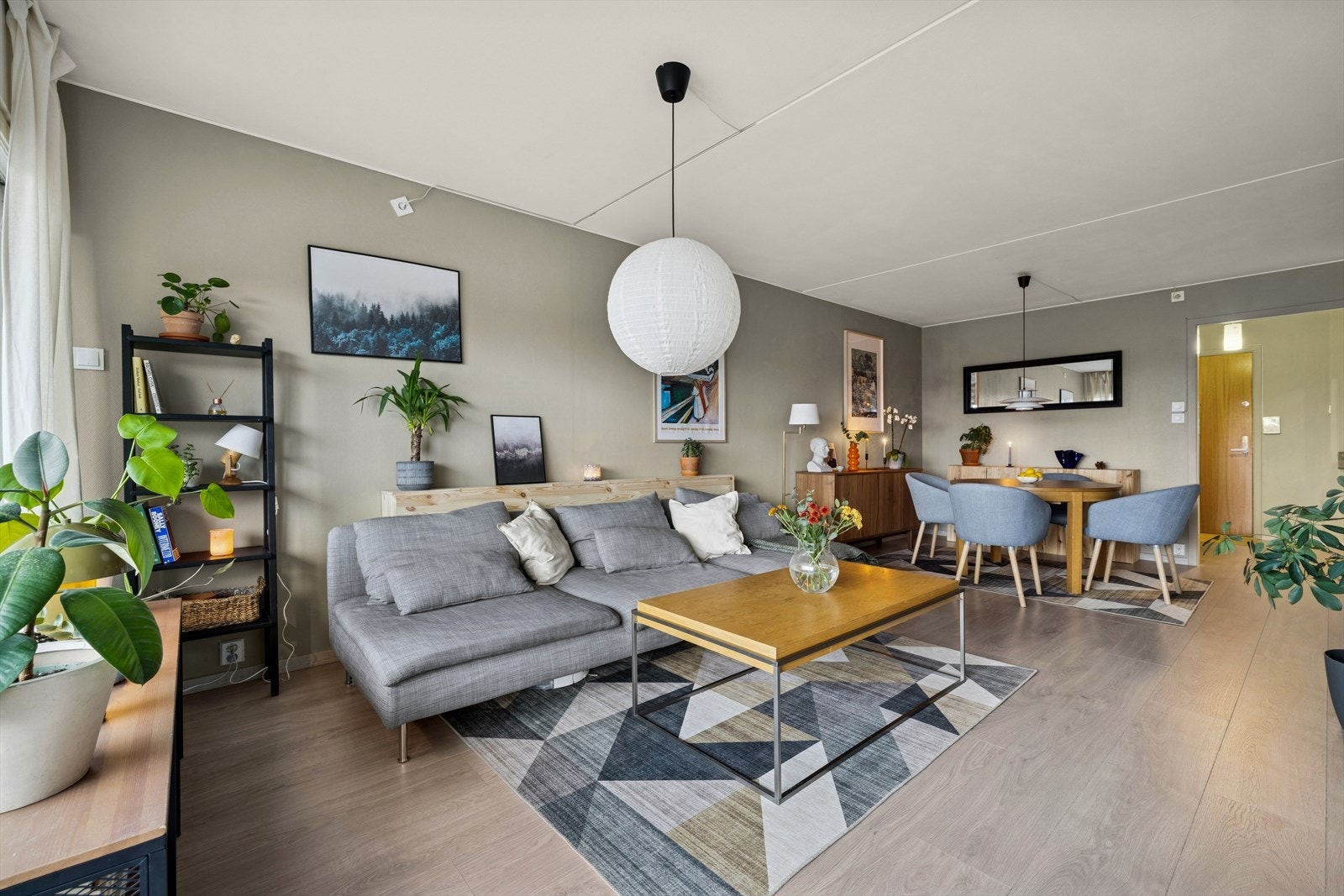 Her er det plass til både sofagruppe, mediebenk og spisebord. Galleribilde