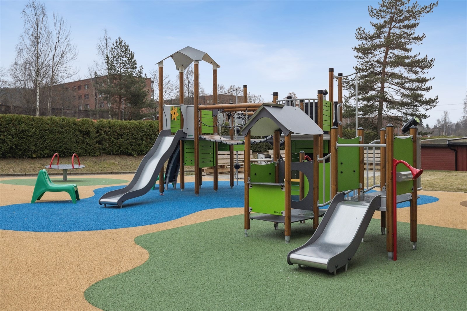 Felles lekeplass i nærheten - et hyggelig uteområde for barn og familier. Galleribilde