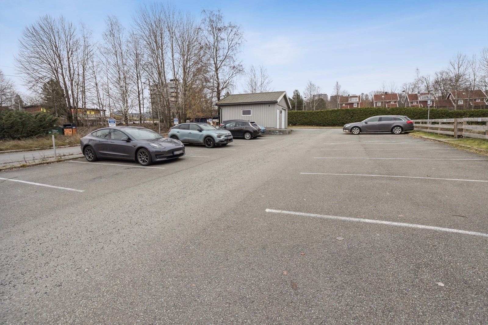 Kjøper kan kan få tildelt parkeringsplass utenfor blokkene etter søknad til styret. Galleribilde