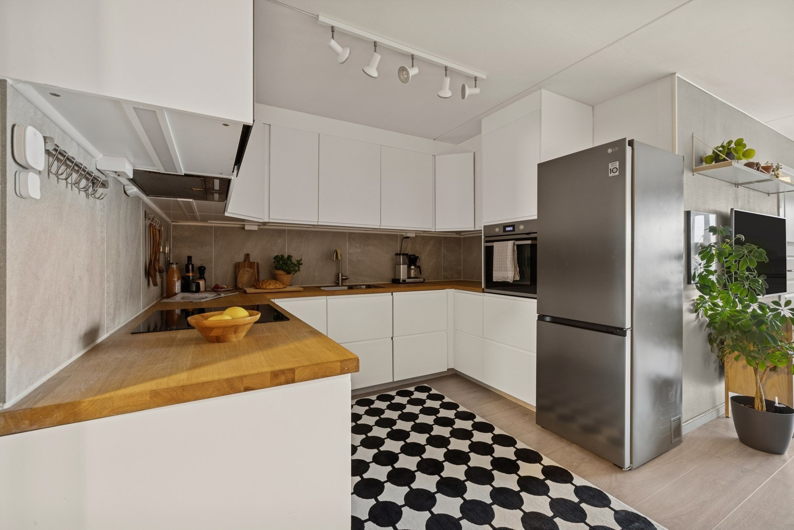 Benkeplater av sponplate dekket med et topplag av massivt tre (eik) med med underlimt kum i rustfritt stål og ett-greps blandebatteri. Galleribilde