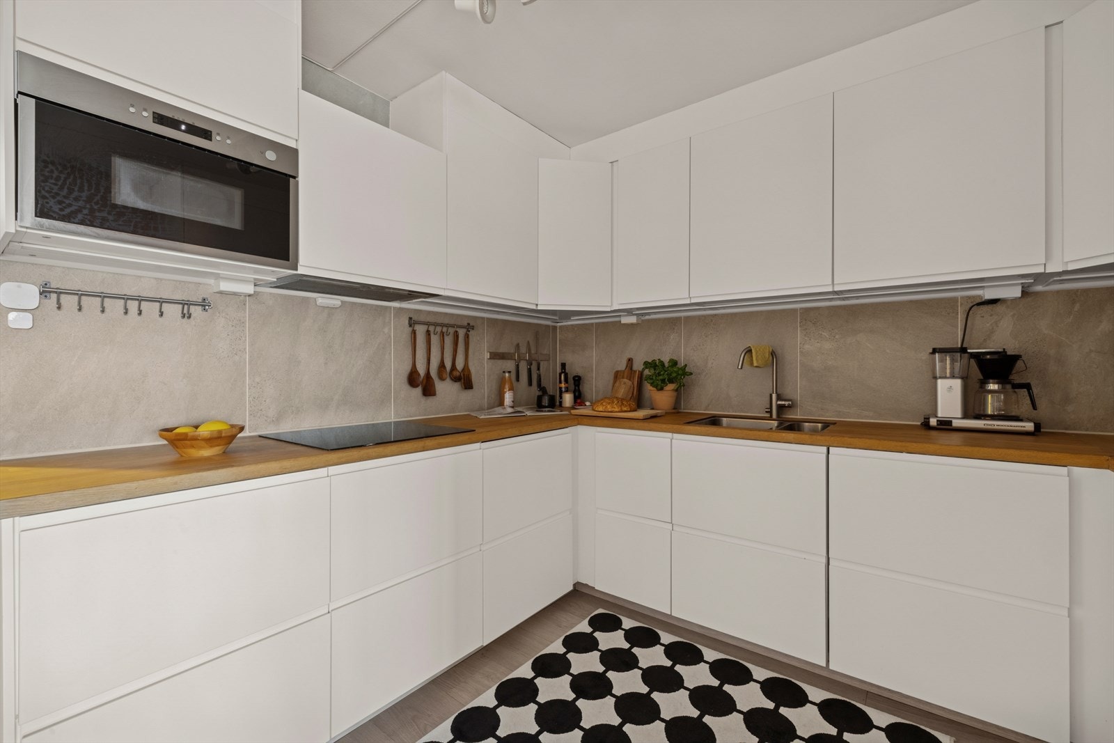 Kjøkkenet er funksjonelt utformet med gode arbeidsforhold samt skap- og benkeplass. Galleribilde