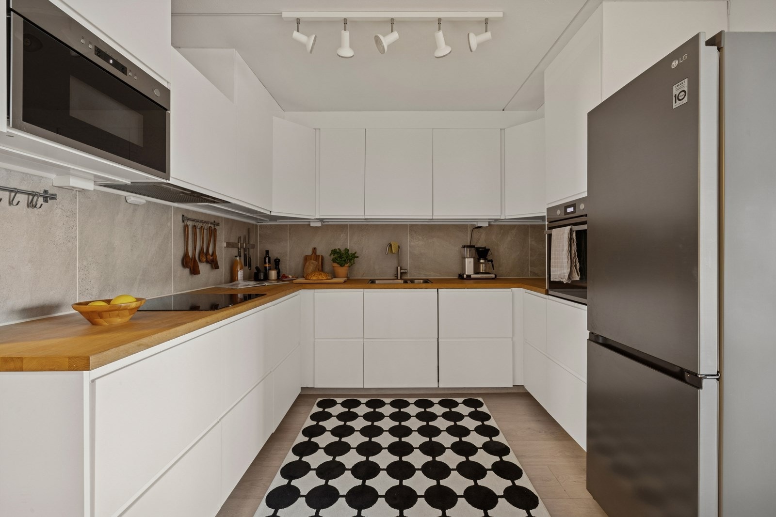 Moderne og romslig kjøkken med innredning fra 2021/22. Galleribilde