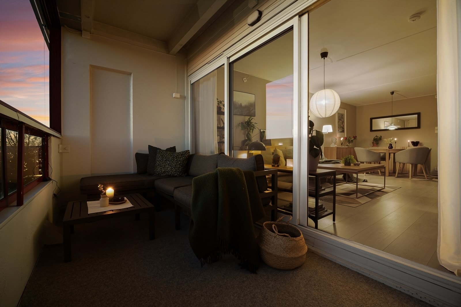 Balkongen fungerer som en fin forlengelse av stuen og kan nytes store deler av året. Galleribilde